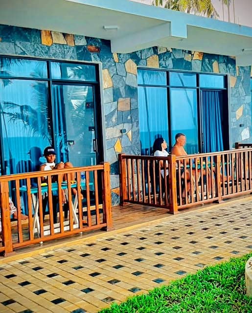 Guests on the balconies of the rooms